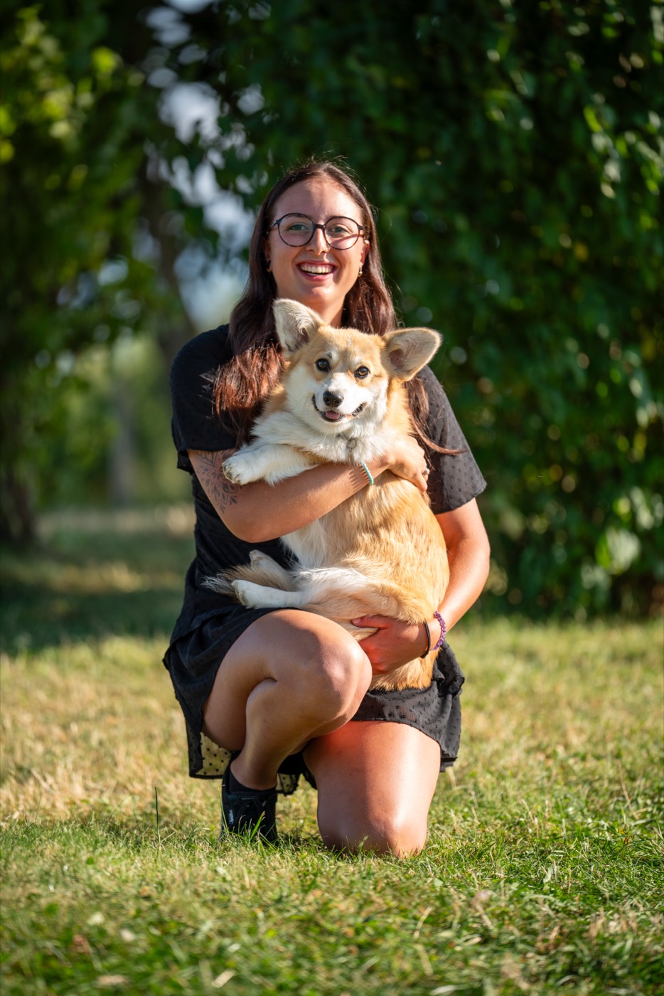Noa, promeneuse & aide-monitrice, avec un chien