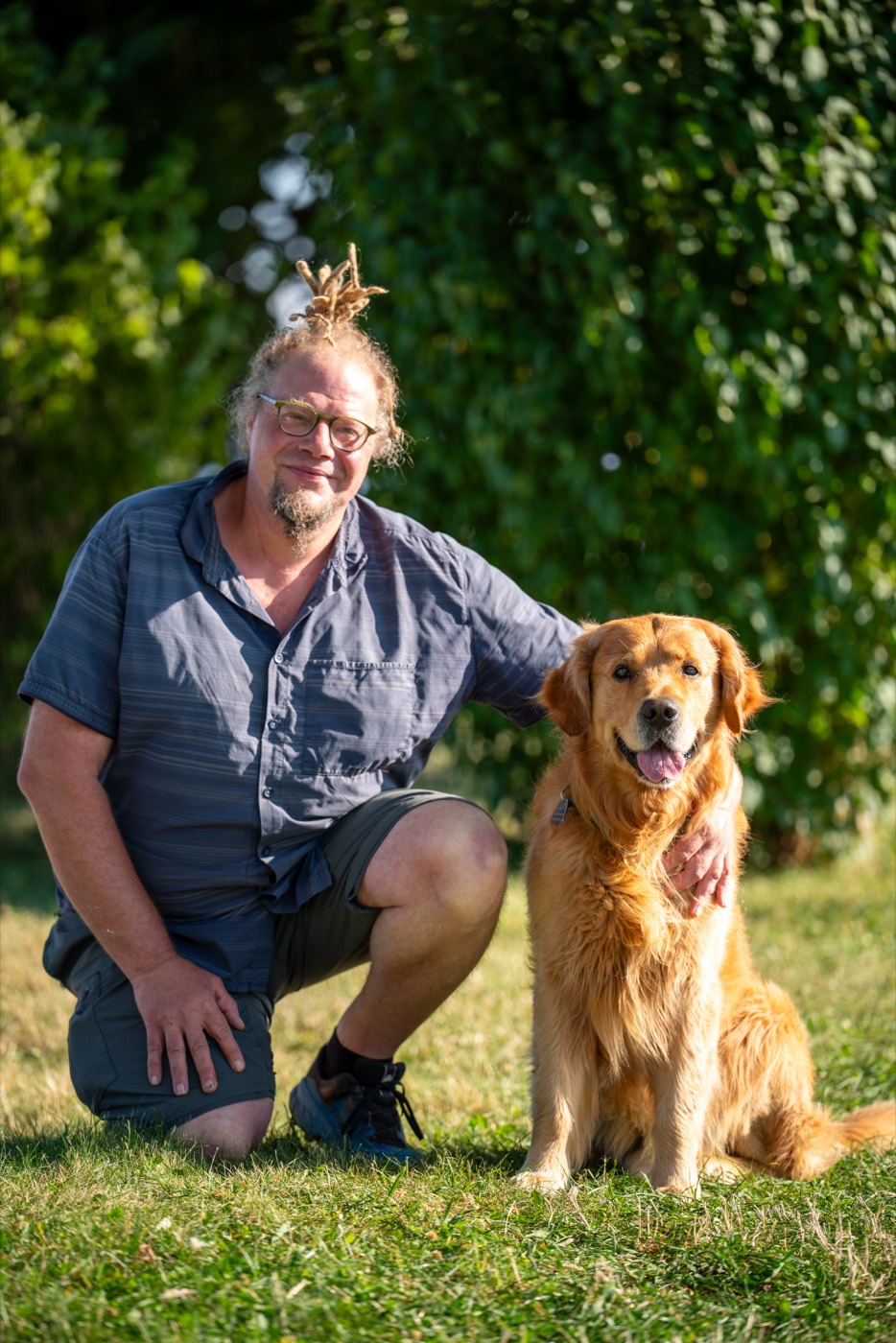Stéphane, aide-moniteur d’éducation canine, avec un chien