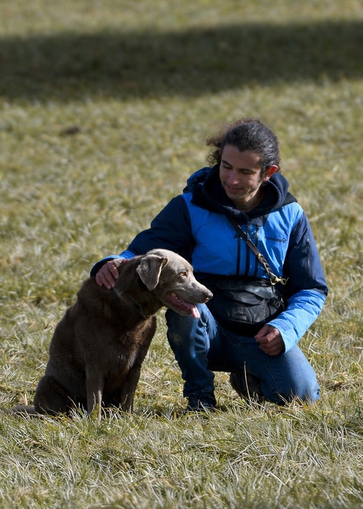 Nicolas, éducateur canin professionnel, avec un chien